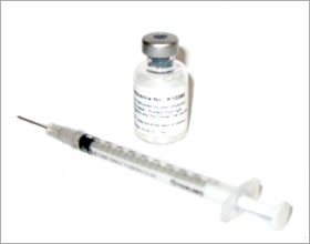 レプチン補充療法では、患者が毎日1回、この「組換え型メチオニルヒトレプチン<メトレレプチン>」を自己注射をする（写真提供：京都大学医学部附属病院探索医療センター ）
