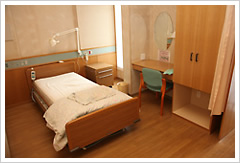 病室はベッドごとに壁で仕切られ、患者のプライバシーに配慮しています