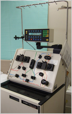 この機器を使い、約２時間半かけて患者の末梢血に含まれる単核球を採取する。単核球を取り出した残りの血液成分は患者に戻す